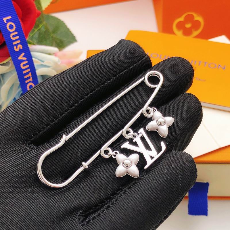 LV Brooch 01yxx26